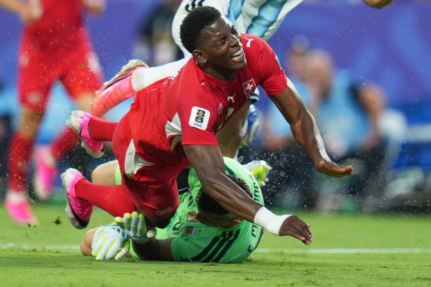 Switzerland's Breel Embolo falls next to Argentina goalkeeper Emiliano Martinez during the World Cup quarterfinal soccer match in Kansas City, Mo., Saturday, July 11, 2026. (AP Photo/Jeff Roberso ...