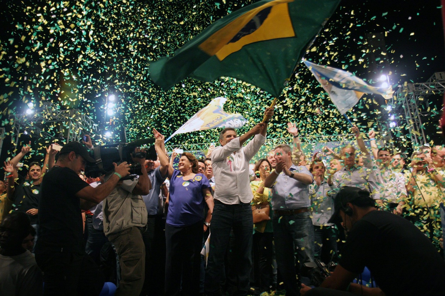 Aécio Neves: Der Gouverneur des Bundesstaats Minas Gerais tritt für die Mitte-Rechts-Opposition gegen Amtsinhaberin Dilma Roussef an – fahnenschwingend in Belo Horizonte.