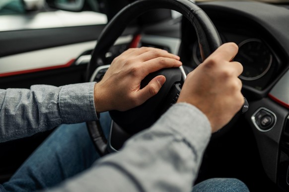 Schlechte Autofahrer aufgepasst! How-to-Auto auf Schweizer Strassen