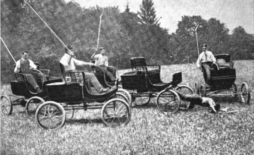Mitglieder des Dedham Polo Club, 1902 in ihren <em><a target="_blank" href="https://en.wikipedia.org/wiki/Steam_car#Locomobile_Runabout">Mobile Runabouts</a>.</em> 