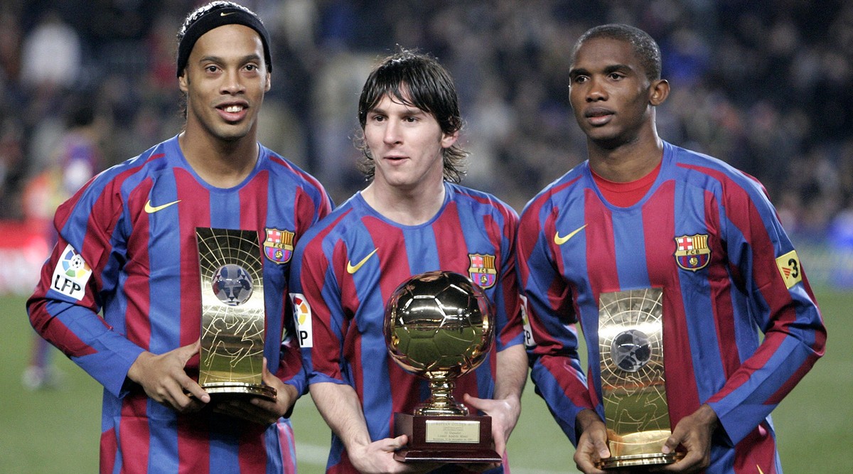 20. Dezember 2005: Die Barcelona-Spieler Ronaldinho (Weltfussballer), Lionel Messi (Golden Boy als weltbester U21-Spieler) und Samuel Eto'o (3. Platz Weltfussballer-Wahl) posieren mit ihren Trophäen.