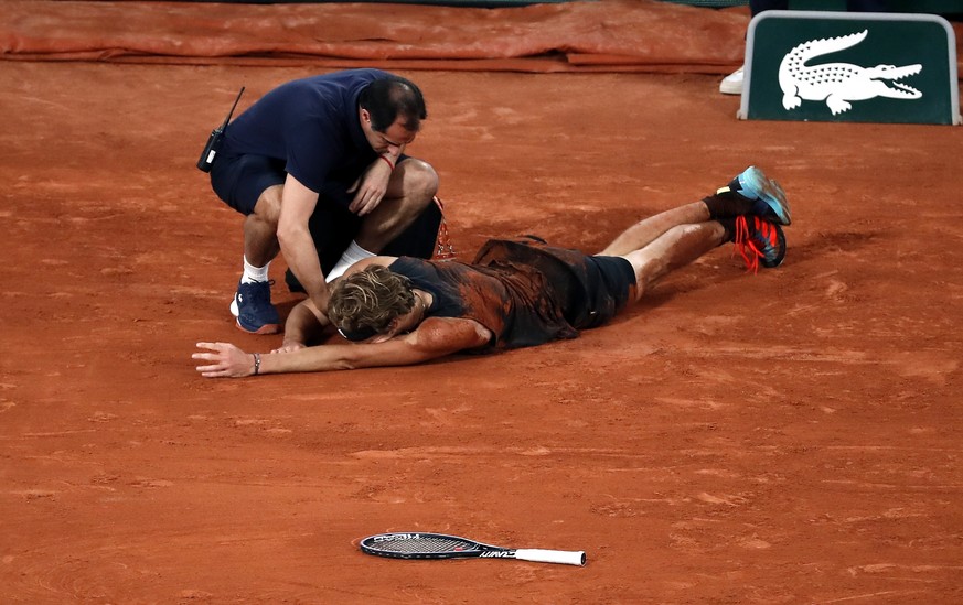 epa09994125 Alexander Zverev of Germany is injured on the court after falling in the men&#039;s semi-final match against Rafael Nadal of Spain during the French Open tennis tournament at Roland ?Garro ...