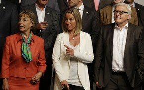 Aussenminister-Treffen in Mailand: Federica Mogherini (Italien), Vesna Pusic (Kroatien), und der deutsche Frank-Walter Steinmeier (v.l.n.r).