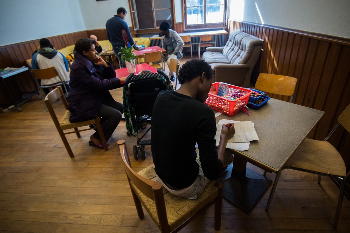 Ein Asylbewerber schreibt in einem der Pausenraeme in der ehemaligen Kaserne in Losone, fotografiert waehrend eines Medienrundgangs am Freitag, 30. Januar 2015. Das Bundeszentrum fuer Asylsuchende San ...