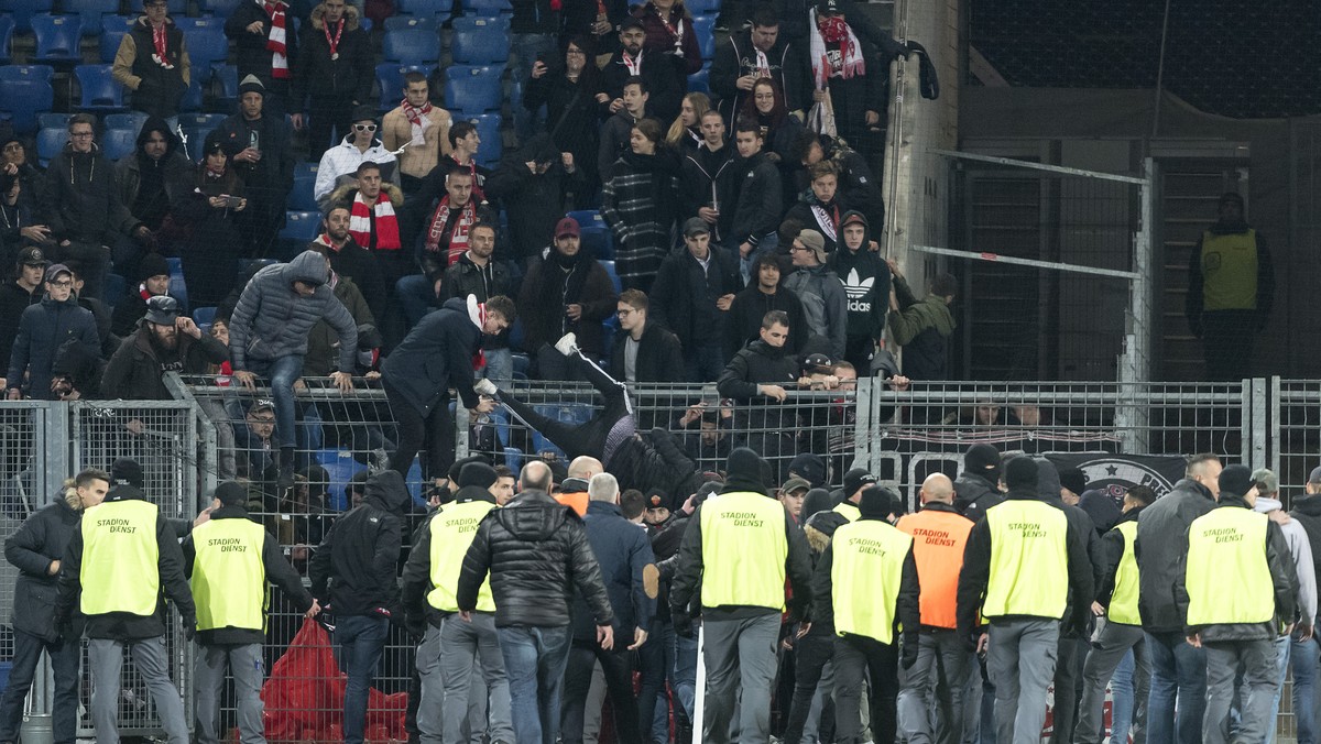 Aufruhr im Gaestesektor im Fussball Meisterschaftsspiel der Super League zwischen dem FC Basel 1893 und dem FC Sion im Stadion St. Jakob-Park in Basel, am Samstag, 18. November 2017. (KEYSTONE/Georgio ...