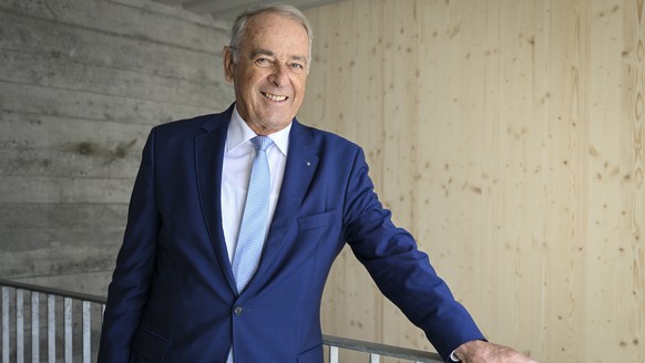 Alt-Bundesrat Adolf Ogi posiert kurz vor der Eroeffnung einer ihm gewidmeten Sonderausstellung, am Freitag, 8. Juli 2022, im Haus der Museen, in Kandersteg. Im Mittelpunkt stehen dabei Adolf Ogis Erle ...