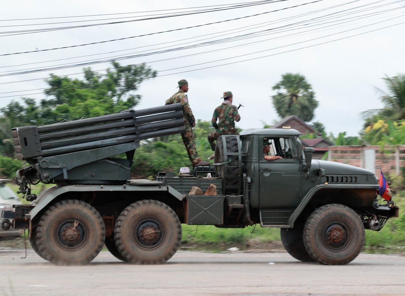 KEYPIX - epa12265065 Cambodian soldiers ride on a self-propelled multiple rocket launcher in Oddar Meanchey province, northwest of Cambodia, 27 July 2025. Fighting between Thai and Cambodian forces co ...