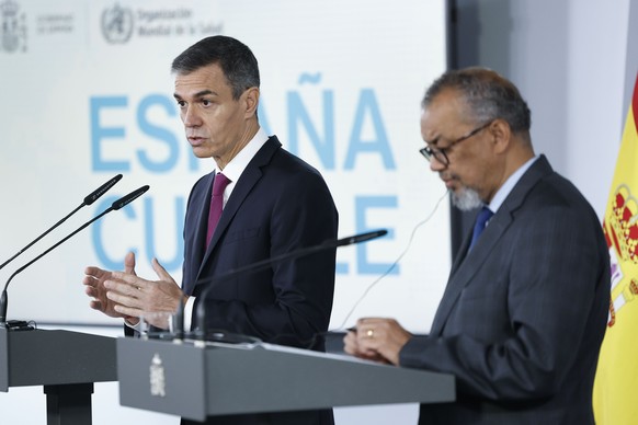 epa12949228 Spanish Prime Minister Pedro Sanchez (L) and World Health Organization (WHO) Director-General Tedros Adhanom Ghebreyesus (R) brief the media on the recent hantavirus outbreak linked to the ...