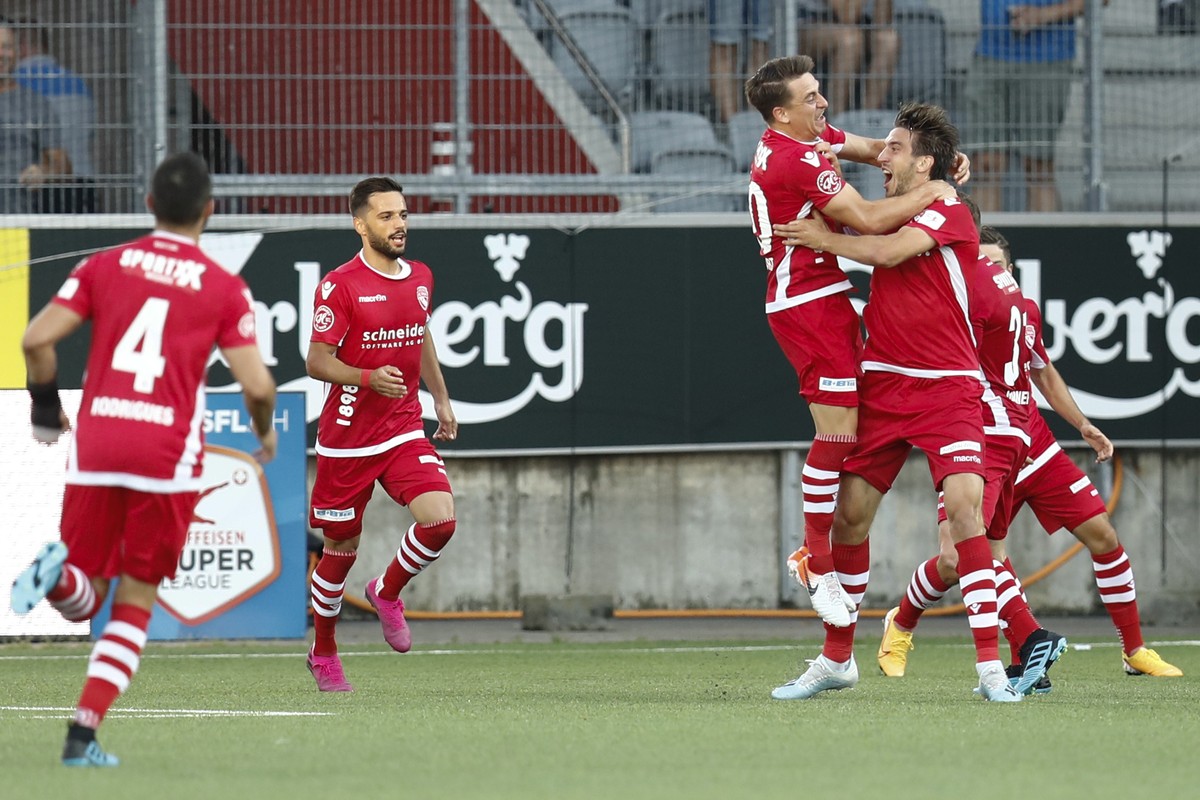 Thun's Simone Rapp, right, celebrates with his teammates after scoring the 2-2 during the Europa League Qualification round 3 match between FC Thun and Spartak Moscow at the Stockhorn Arena in Th ...