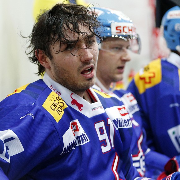 Kloten Flyers Stuermer Denis Hollenstein, von links, Simon Bodenmann und Romano Lemm auf der Bank waehrend dem Eishockey-Meisterschaftsspiel der National League A zwischen den Kloten Flyers und dem SC ...