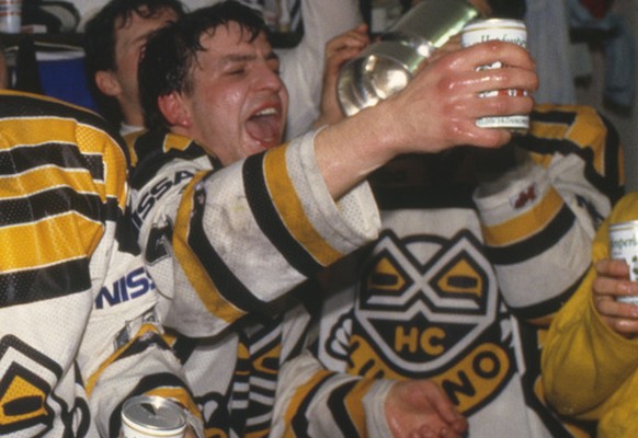 Die HC Lugano-Eishockeyspieler Beat Eggimann, Alfred Luethi, Andy Ton und Bernasconi feiern am 25. Maerz 1987 in der Garderobe im Stadion La Resega nach dem entscheidenden gewonnenen Playoff-Spiel geg ...