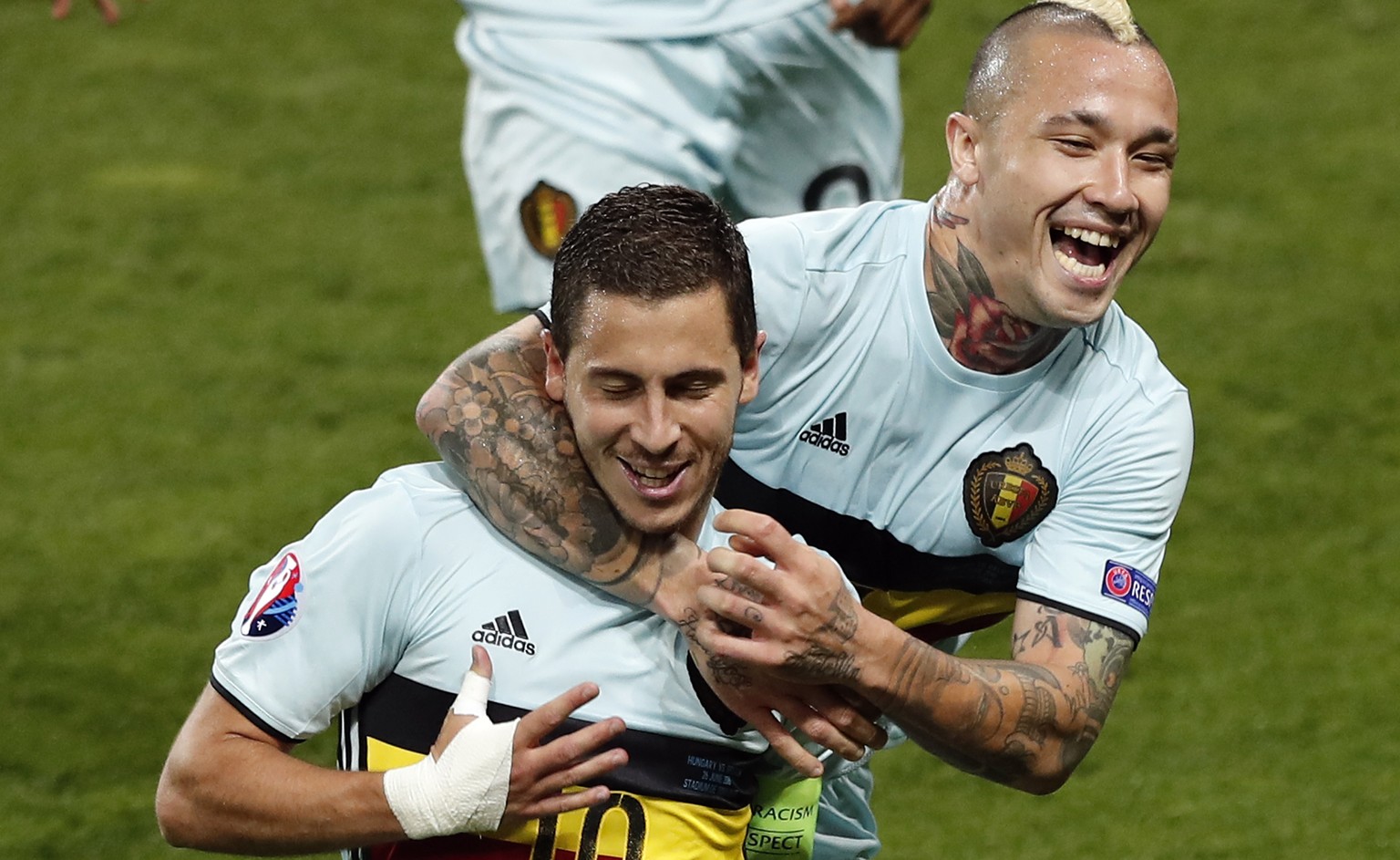 Eden Hazard bejubelt mit Teamkollege&nbsp;Radja Nainggolan den Viertelfinaleinzug.