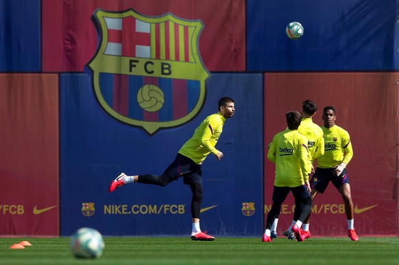 epa08274317 FC Barcelona&#039;s Gerard Pique (L) performs during his team&#039;s training session at Sant Joan Despi sports complex near Barcelona, Spain, 06 March 2020. FC Barcelona will face Real So ...