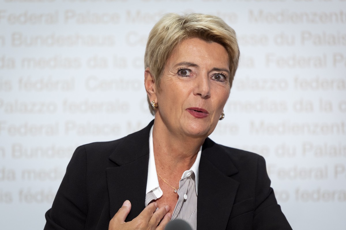 Bundesraetin Karin Keller-Sutter spricht waehrend einer Medienkonferenz zur Abstimmung ueber die Volksinitiative "Ja zu fairen Bundessteuern auch für Ehepaare - Diskriminierung der Ehe endlich ab ...