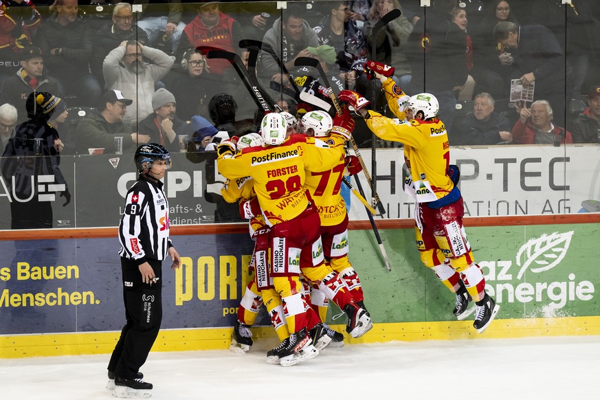 Biels Mike Kuenzle jubelt nach seinem Tor zum 4-3 mit seinem Teamkollegen, im sechsten Eishockey Playoff Viertelfinalspiel der National League zwischen dem SC Bern und den EHC Biel, am Sonntag, 26. Ma ...