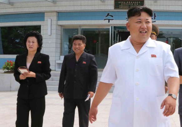 Kim Jong Un (rechts) begleitet von seiner jüngeren Schwester Kim Yo Jong, in Wonsan, Nordkorea, bei einem Besuch des Songdowon Kinderlager (Undatierte Aufnahme).