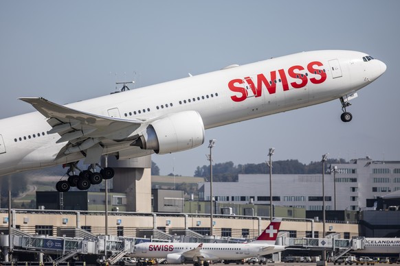 ARCHIVBILD --- ZUM ARTIKEL VON KEYSTONE-SDA ZU DEN HALBJAHRESZAHLEN VON SWISS INT. AIRLAINES STELLEN WIR IHNEN FOLGENDES BILD ZUR VERFUEGUNG- Eine Boeing 777-300 der Swiss startet auf Piste 16 am Flug ...