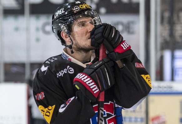 La deception de le defenseur fribourgeois Sebastian Schilt, gauche, et de l&#039;attaquant fribourgeois Matthias Rossi, droite, apres la rencontre du championnat suisse de hockey sur glace de National ...