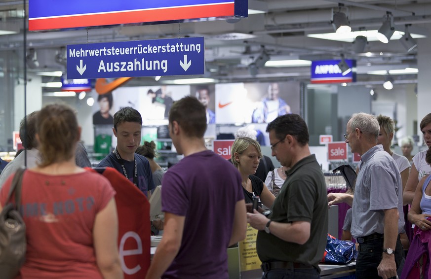 Shoppers get their VAT refunded at the shopping center Lago in Constance, Germany, pictured on September 3, 2011. (KEYSTONE/Martin Ruetschi)

Leute lassen sich im Einkaufszentrum Lago in Konstanz, Deu ...