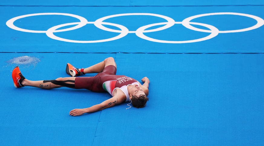 epa09365628 An exhausted Bence Bicsak of Hungary after finishing 7th in the Men&#039;s Triathlon race of the Tokyo 2020 Olympic Games at the Odaiba Marine Park in Tokyo, Japan, 26 July 2021. EPA/WU HO ...