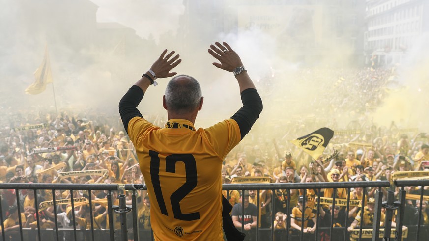 Berns Trainer Adi Huetter feiert mit den Fans bei der Meisterfeier der Berner Young Boys, am Sonntag, 20. Mai 2018 in Bern. (KEYSTONE/Peter Klaunzer)