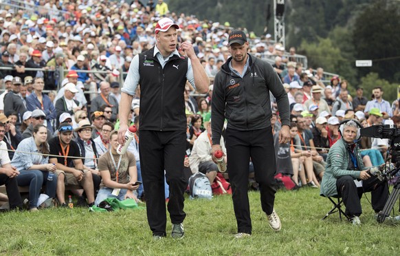 Matthias Sempach, links, und Kilian Wenger schreiten ueber das Gelaende am Unspunnen Schwinget, am Sonntag, 27. August 2017, in Interlaken. (KEYSTONE/Peter Schneider)