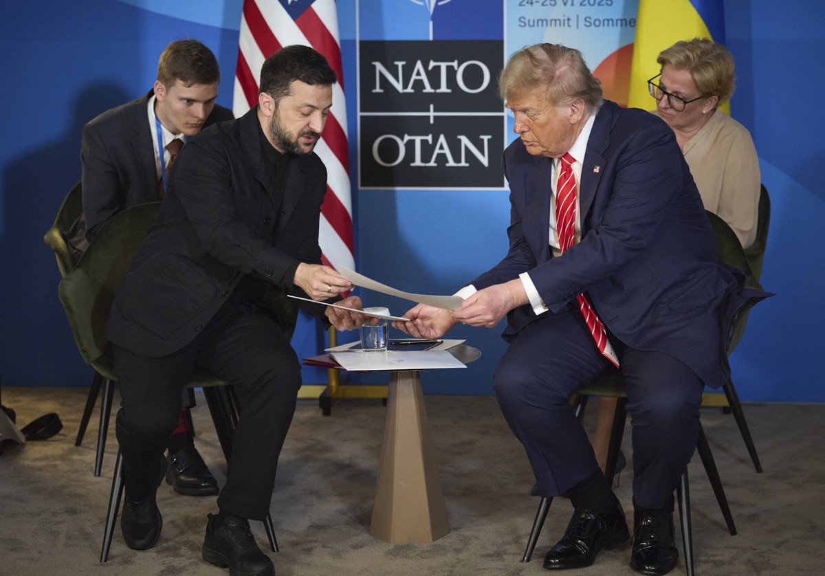 epa12197012 A handout photo made available by the Presidential Press Service of Ukraine shows Ukrainian President Volodymyr Zelensky (L) and US President Donald J. Trump (R) attending a meeting on the ...
