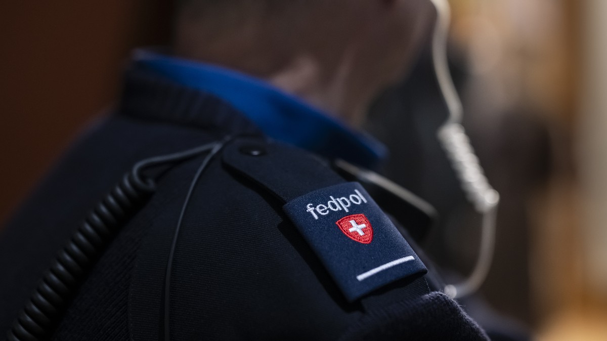 Ein Polizist von Fedpol bewacht den Eingang zum Vorzimmer des Nationalrats, an der Fruehjahrssession der Eidgenoessischen Raete, am Mittwoch, 6. Maerz 2024 im Bundeshaus in Bern. (KEYSTONE/Alessandro  ...