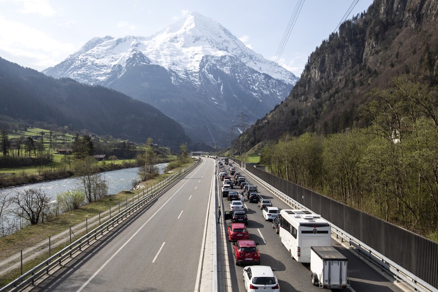 epa07515581 Several kilometres of traffic jam in front of the Gotthard North Portal in Silenen, Switzerland, 19 April 2019. On Good Friday morning, vehicles between Erstfeld and Goeschenen already jam ...