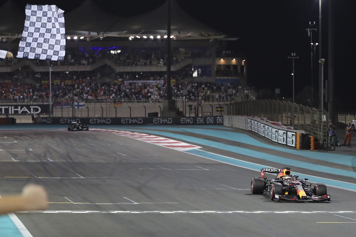 epa09638404 Dutch Formula One driver Max Verstappen (R) of Red Bull Racing crosses the finish line to win the 2021 Formula One Grand Prix of Abu Dhabi at Yas Marina Circuit in Abu Dhabi, United Arab E ...
