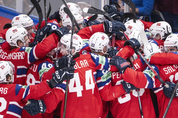 epa13001399 Players of Norway celebrate winning the 2026 IIHF Men's Ice Hockey World Championship quarter-finals game between Norway and Latvia, in Fribourg, Switzerland, 28 May 2026. EPA/ALESSAN ...