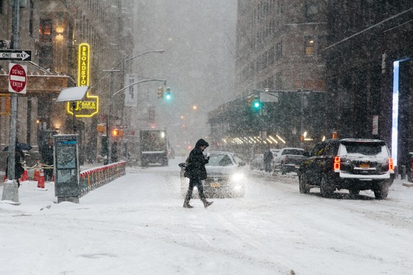 epa06416674 People walk in the street in New York, New York, USA, 04 January 2018. A winter weather storm called &#039;bombogenesis&#039; or &#039;bomb cyclone&#039; has been warned for New York where ...