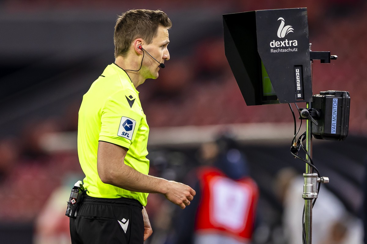Schiedsrichter Sven Wolfensberger schaut sich ein Tor von Valon Berisha (FCZ) im VAR-Bildschirm an im Fussball Meisterschaftsspiel der Swiss Super League zwischen Zuerich, FCZ, und FC Lausanne-Sport,  ...