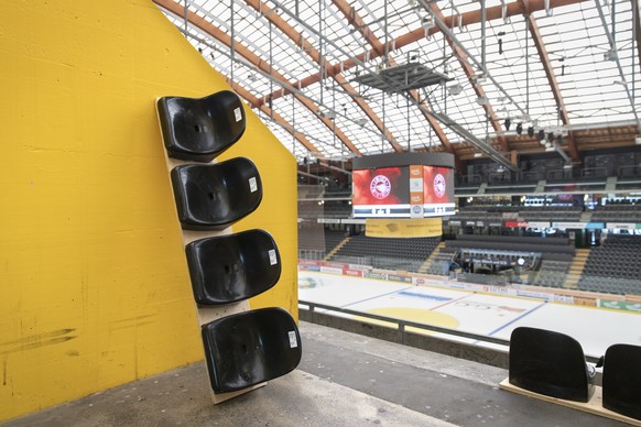 Sitze stehen fuer die Installation auf der Stehplatzrampe bereit, in der Postfinance Arena, am Dienstag, 15. September 2020 in Bern. (KEYSTONE/Peter Klaunzer)