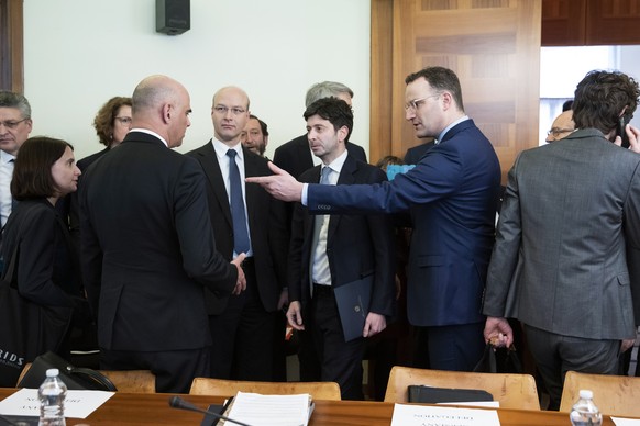 Die Gesundheitsminister Alain Berset (Schweiz), links, Roberto Speranza (Italien), Mitte, und Jens Spahn (Deutschland), rechts, diskutieren vor einem Treffen der Gesundheitsminister aus Italien, Frank ...