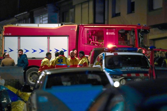 epaselect epa12748827 Paramedics gather outside the building where a fire broke out in the town of Manlleu, Barcelona, northeastern Spain, late 16 February 2026 (issued 17 February 2026). At least fiv ...