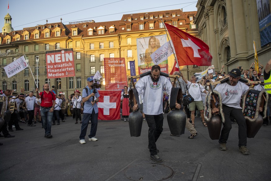 Demonstration gegen die Ausweitung des Covid-Zertifikates, am Mittwoch, 8. September 2021, in Bern. In Bern demonstrieren Hunderte Menschen gegen die Ausweitung der Zertifikatspflicht. Sie werfen dem  ...