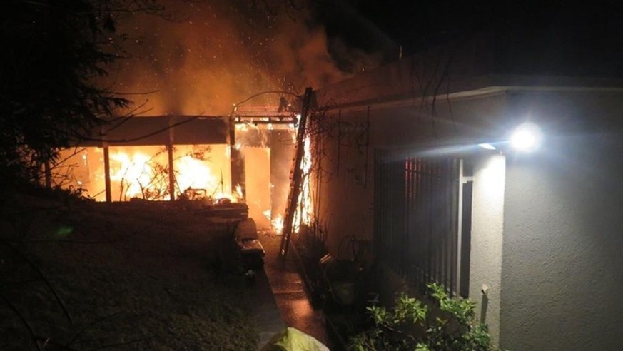 Beim Brand eines Einfamilienhauses mit angebauter Pergola ist in Binningen BL hoher Sachschaden entstanden.