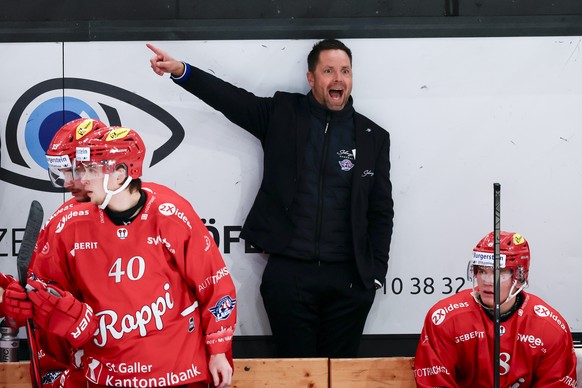 Head Coach Stefan Hedlund (SCRJ) gibt Anweisungen waehrend der Meisterschaftspartie der National League zwischen den SC Rapperswil Jona Lakers und dem EV Zug, am Samstag, den 12. Oktober 2024, im Lido ...