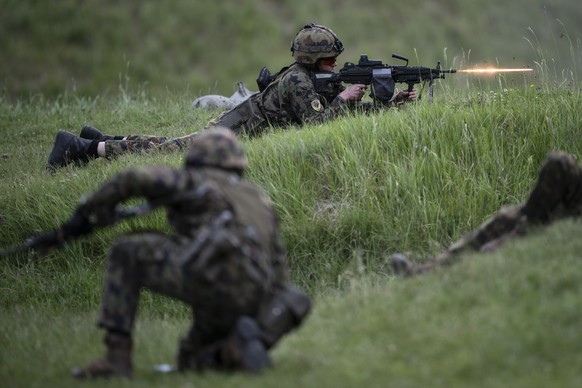 Ein Soldat des Gebirgsinfanterie Bataillon 29 der Schweizer Armee schiesst mit einem leichten Maschinengewehr bei einem Gefechtsschiessen, aufgenommen am Dienstag, 27. Mai 2025, in Chur. (KEYSTONE/Gia ...