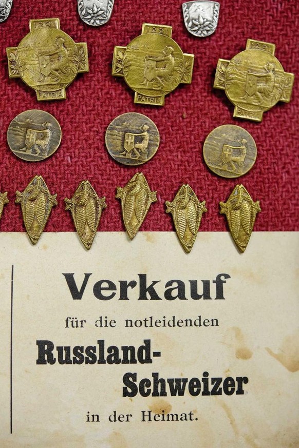 Mit Ansteckern sammelte die Russlandschweizervereinigung Geld für die verarmten Heimkehrenden, um 1920.
https://www.hist.uzh.ch/de/fachbereiche/oeg/bibliothek/rsa.html