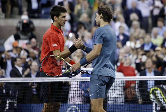 Bildnummer: 14455925 Datum: 09.09.2013 Copyright: imago/Xinhua
Rafael Nadal (R) of Spain shakes hands with Novak Djokovic of Serbia after the men s singles final match at the U.S. Open tennis champio ...