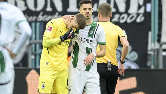 Julian WEIGL MG troestet Torwart Jonas OMLIN MG nach seiner Roten Karte, Fussball 1. Bundesliga, 23. Spieltag, Borussia Moenchengladbach MG - FC Augsburg A, am 22.02.2025 in Moenchengladbach/ Deutschl ...