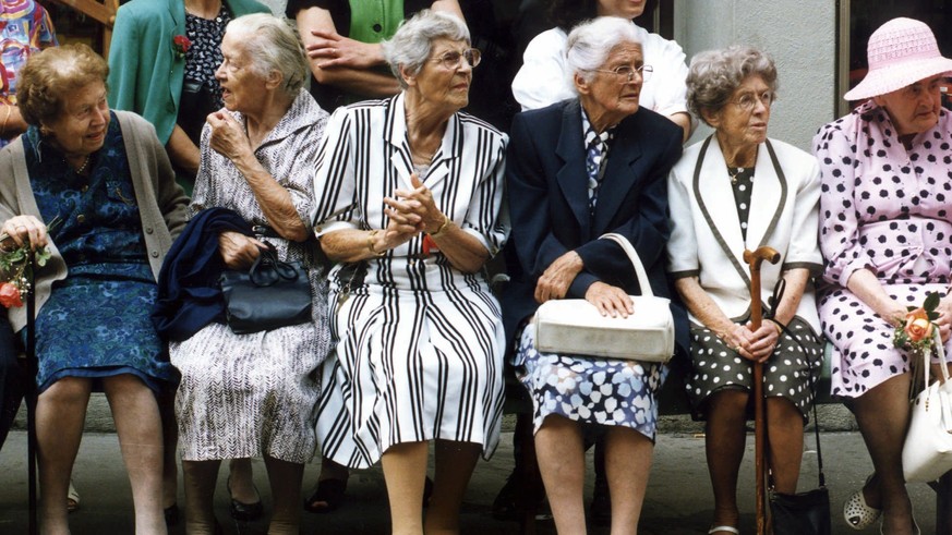 Betagte Damen sitzen auf einer Bank, aufgenommen 1996. Immer mehr Betagte klopfen bei der Sozialberatung der Pro Senectute an. Erstmals wurde im letzten Jahr die Grenze von 30000 Beratungsfaellen uebe ...