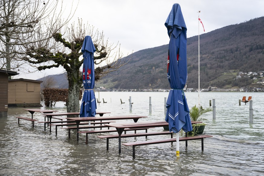 Un terrasse se retrouvant en partie sous l&#039;eau suite aux fortes pluie des derniers jours est photographie ce jeudi 14 decembre 2023, sur la rive du lac de Bienne (Bielersee) a Nidau. (KEYSTONE/An ...