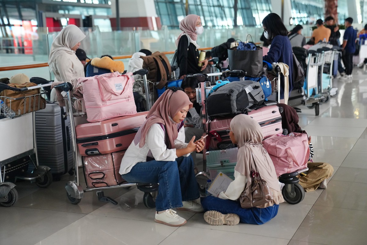 People wait as flights are disrupted due to the eruption of Mount Anak Krakatau, at Soekarno-Hatta International Airport in Tangerang, Indonesia, Monday, Sept. 7, 2026. (AP Photo/Tatan Syuflana)
Indon ...