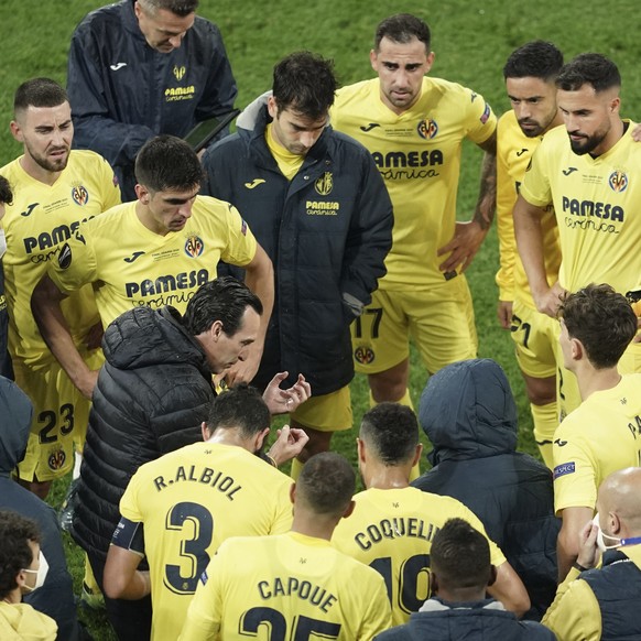 Villarreal&#039;s manager Unai Emery, centre left talks to this players before the start of extra time during the Europa League final soccer match between Manchester United and Villarreal in Gdansk, P ...