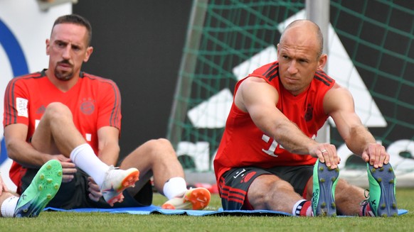epa06924011 Munich players Franck Ribery (L) and Arjen Robben stretch themselves during the training camp of German Bundesliga club FC Bayern Munich, in Rottach-Egern, Germany, 02 August 2018. EPA/PHI ...