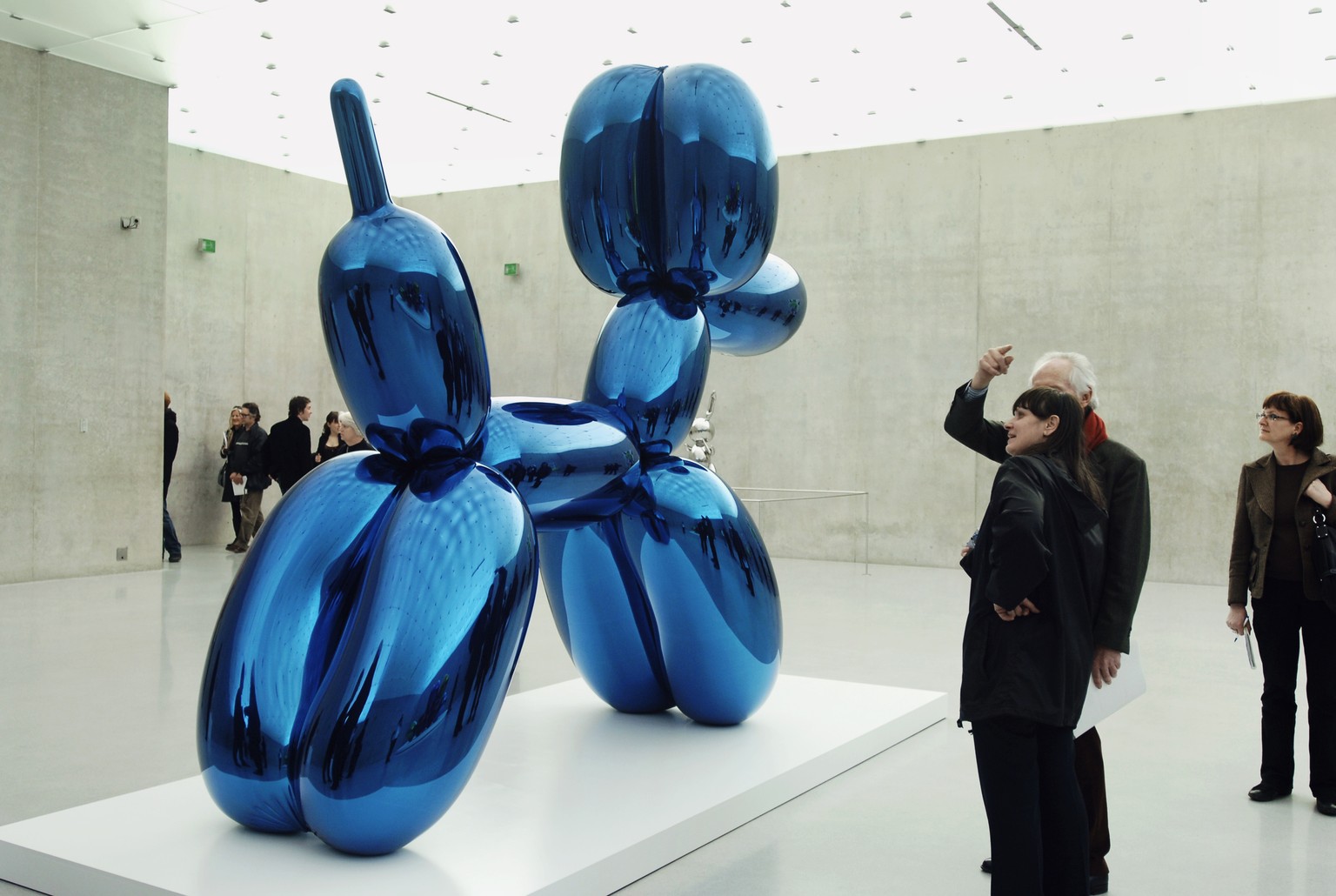 Jeff Koons' «Balloon Dog» in Blau