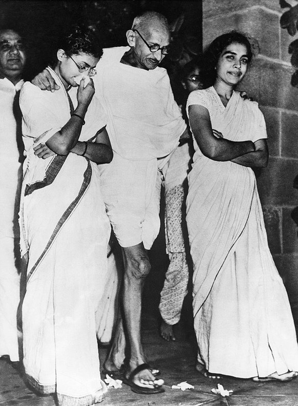 Mahatma Gandhi mit Grossnichte Abha Gandhi (links) und Dr. Sushila Nayyar, die unter anderem Gandhis persönliche Sekretätin war.